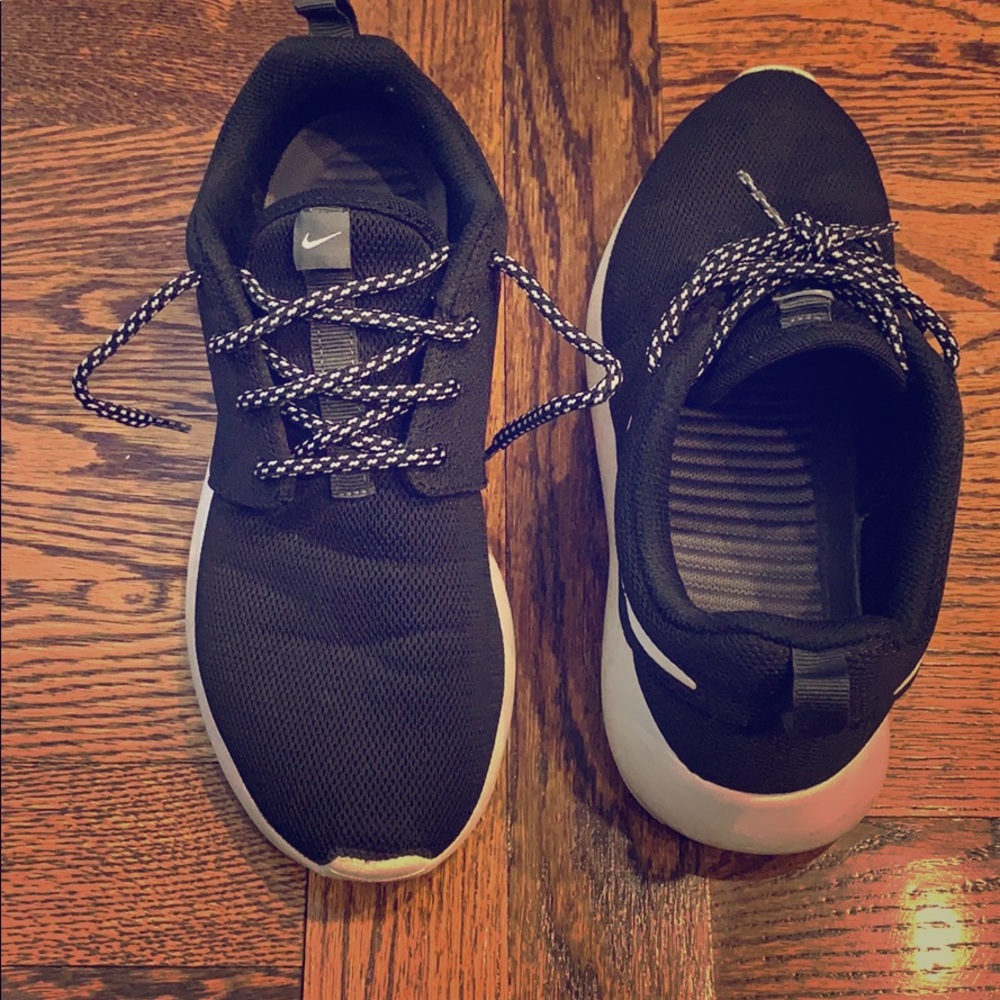 Nike Roshe Women’s Tennis Shoes